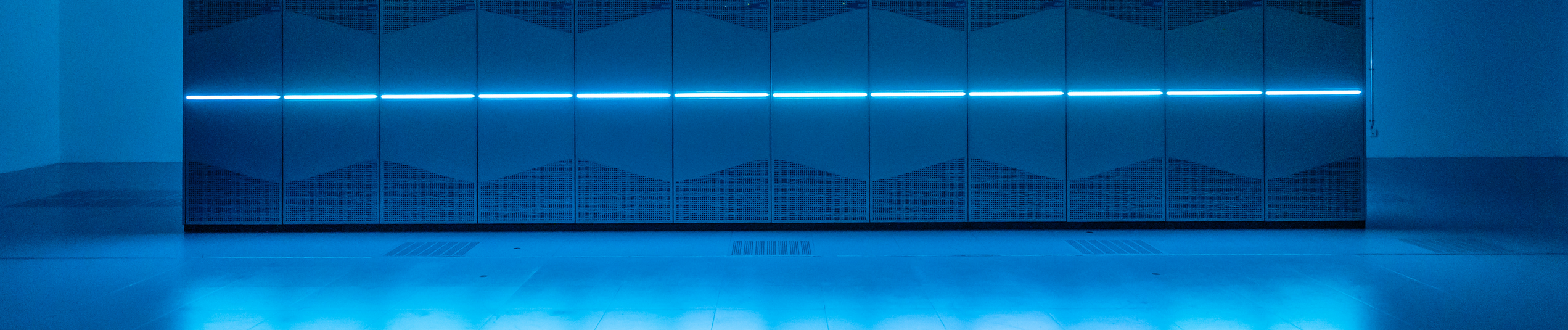 Abbildung eines Großrechners, blau beleuchtet