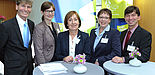Foto (Steffen Weigelt/Stifterverband): Das Präsentationsteam in Berlin (v. l. n. r.): Prof. Dr. Nikolaus Risch (Universität Paderborn), Friederike Ruwisch (Stiftung Studienfonds OWL), Prof. Dr. Beate Rennen-Allhoff (Fachhochschule Bielefeld), Regierungs