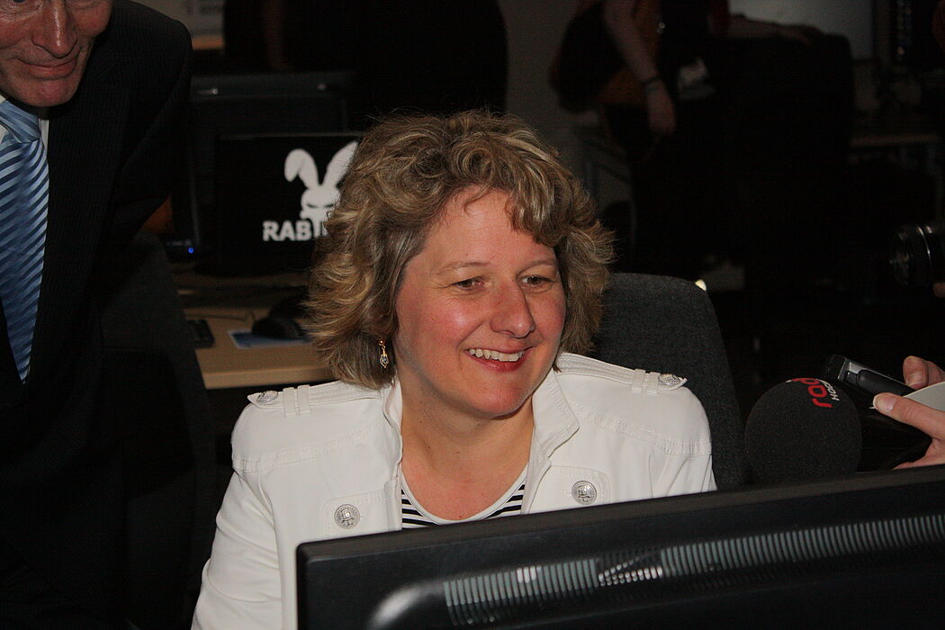 Foto (Universität Paderborn, Patrick Kleibold): NRW-Wissenschaftsministerin Svenja Schulze übt sich an dem neuen Spiel Urban Life 2060.