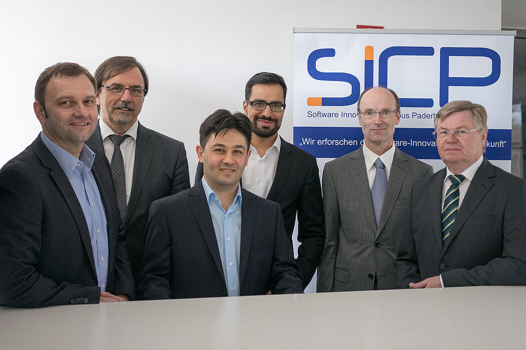 Foto (S&N CQM): Freuen sich über den erfolgreichen Start: Dr. Stefan Sauer (Geschäftsführer s-lab), Prof. Dr. Gregor Engels (Vorstandsvorsitzender s-lab und Sprecher SICP), Dr. Baris Güldali, Dr. Masud Fazal-Baqaie, Uwe Bröker (Geschäftsführer S&N 