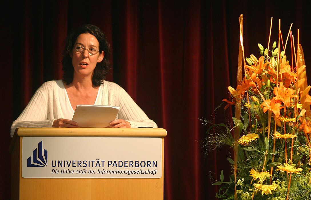 Foto (Stefan Freundlieb): Die Schriftstellerin und Regisseurin Judith Kuckart erhielt den mit 8.000 Euro dotierten "Margarete Schrader-Preis" der Universität Paderborn.