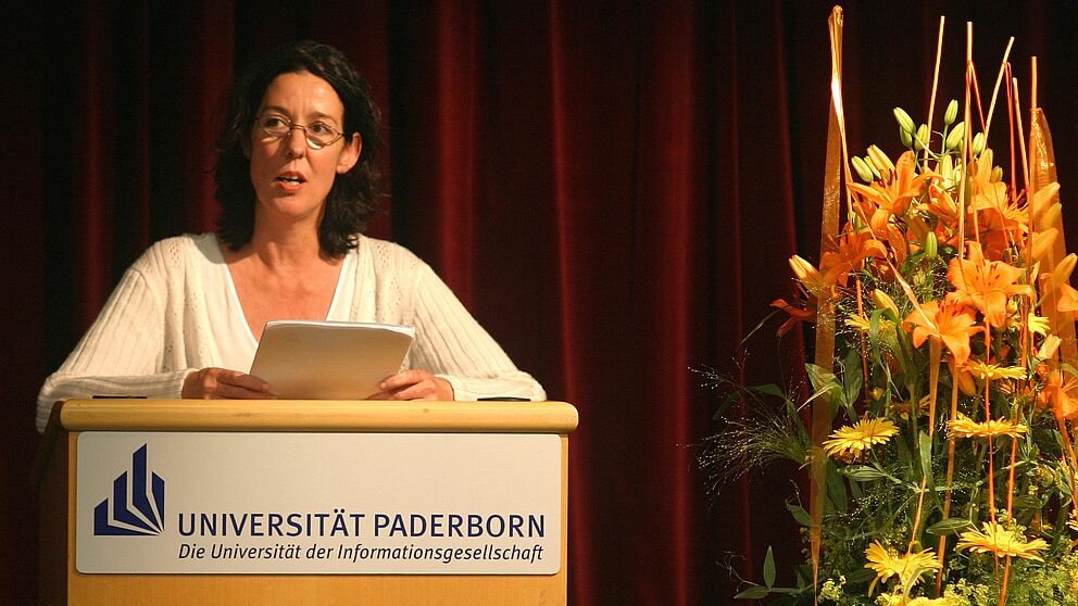 Foto (Stefan Freundlieb): Die Schriftstellerin und Regisseurin Judith Kuckart erhielt den mit 8.000 Euro dotierten "Margarete Schrader-Preis" der Universität Paderborn.