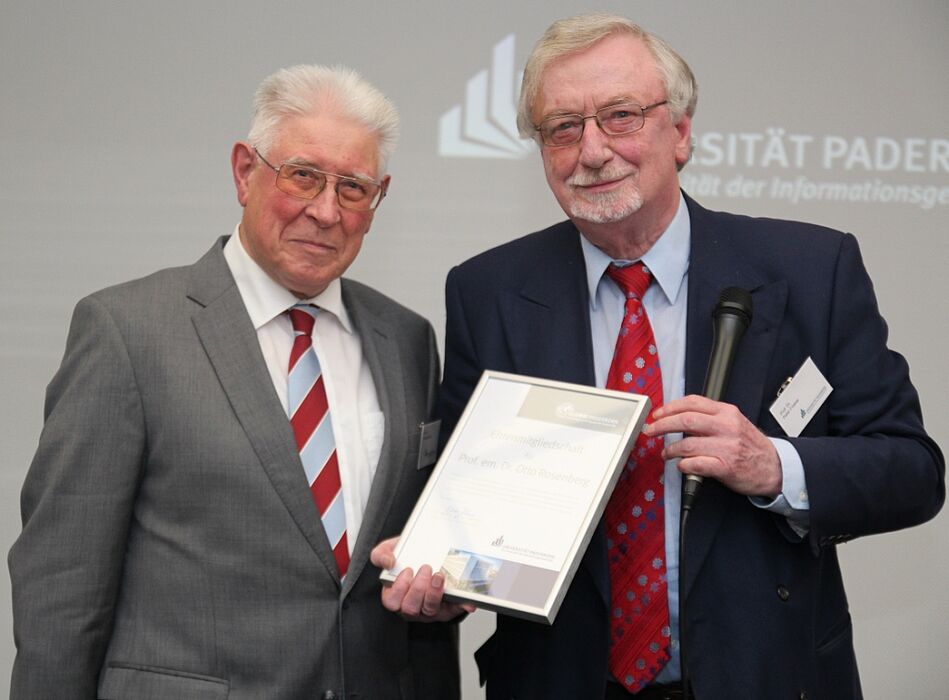 Foto (Universität Paderborn, Julia Pieper): Prof. em. Dr. Dr. h. c. mult. Peter Freese (rechts) überreichte Prof. em. Dr. Otto Rosenberg für sein jahrelanges Engagement im Vorstand des Ehemaligenvereins eine Urkunde über die ihm verliehene Ehrenmitgli