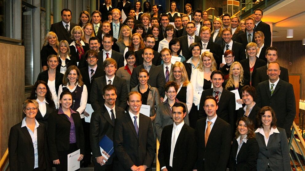 Foto (Adelheid Rutenburges): Absolventinnen und Absolventen der Fakultät für Wirtschaftswissenschaften nahmen ihre Urkunden am 14.11.2009 im Audimax der Universität Paderborn in Empfang (Gruppe 1).