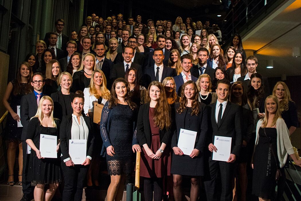 Foto (Universität Paderborn): Gruppe 1 der Absolventinnen und Absolventen am Tag der Wirtschaftswissenschaften 2015