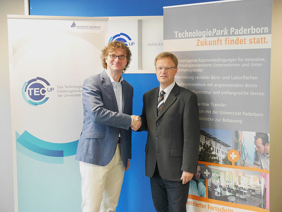 Foto (TecUP, Universität Paderborn): Jürgen Geisler (r.), Geschäftsführer der TechnologieParkPaderborn GmbH, und Prof. Dr. Rüdiger Kabst fördern mit der SIGMA-Reihe das Gründungspotential in der Region.