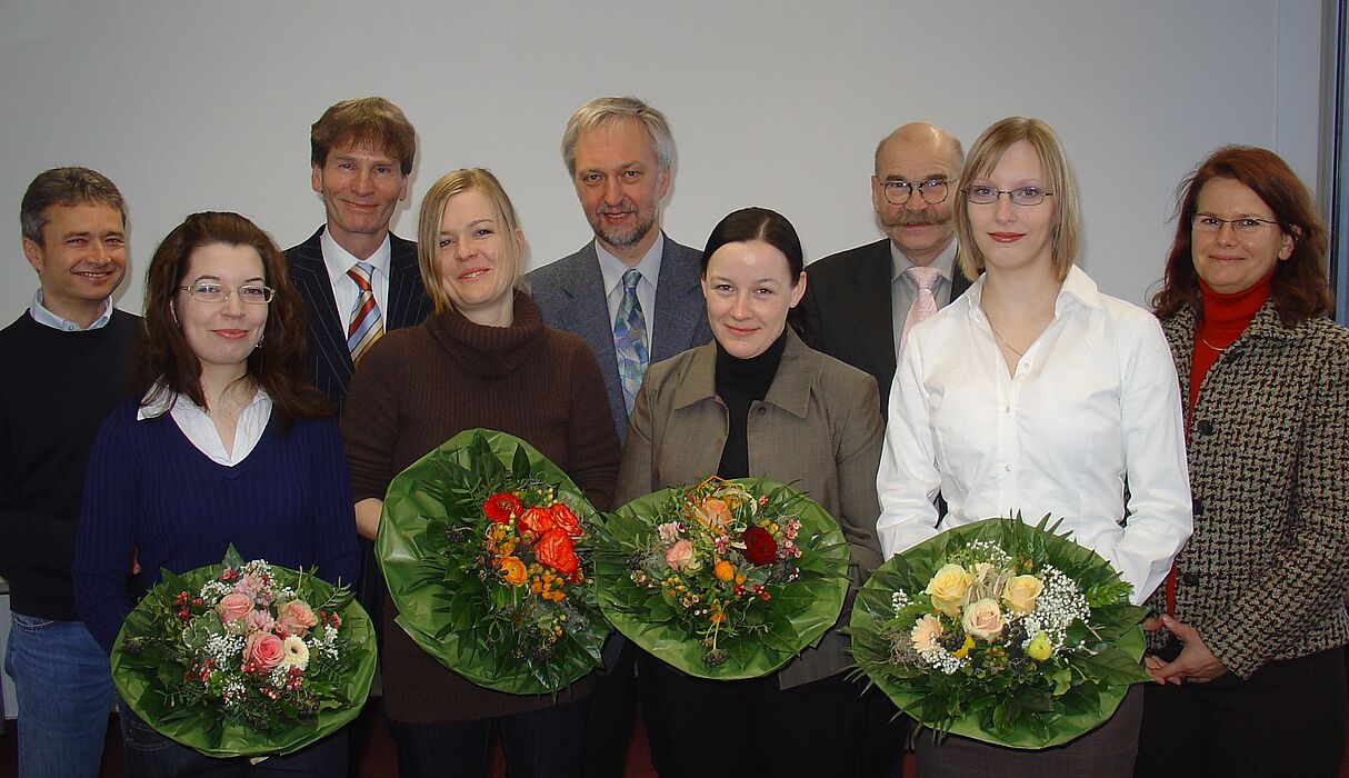 Foto (Tibor Werner Szolnoki, Universität Paderborn): Zu Beginn der ersten Präsidiumssitzung wurden Stipendien übergeben an (vorn v. li.): Imke Heuer, Dr. Anja K. Maier, Ines Böker und Jennifer Hübner. Mit ihnen freut sich das neue Leitungsteam der Un
