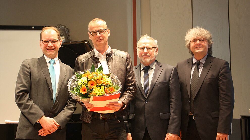 Foto (© HfM Detmold/Plettenberg): Dr. Ulrich Schwerdt (2. v. l.) bekommt den Titel Honorarprofessor verliehen.