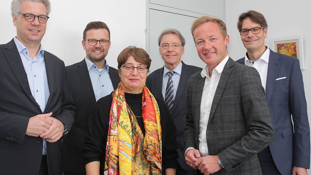 Foto (Universität Paderborn): Dr. Stefan Nacke, Raphael Tigges, Prof. Dr. Birgitt Riegraf, Christoph Schön, Daniel Sieveke und Prof. Dr. René Fahr.