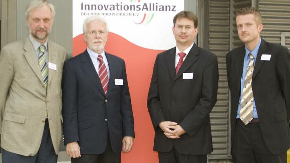 Foto (InnovationsDialog): Im Dialog über Innovationen (v. li.): Prof. Dr. Wilhelm Schäfer, Dr. Herbert Hanselmann (Geschäftsführer dSPACE GmbH), Prof. Dr. Volker Lohweg und Dr. Oliver Niggemann.