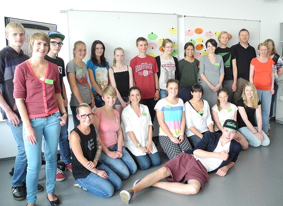 Foto (Universität Paderborn, Joanna Hellweg): Gruppenfoto mit Teilnehmern der Summerschool 2013 des Instituts für Ernährung, Konsum und Gesundheit