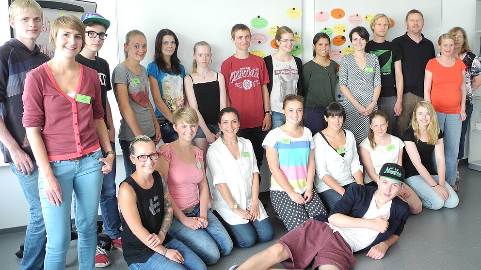 Foto (Universität Paderborn, Joanna Hellweg): Gruppenfoto mit Teilnehmern der Summerschool 2013 des Instituts für Ernährung, Konsum und Gesundheit