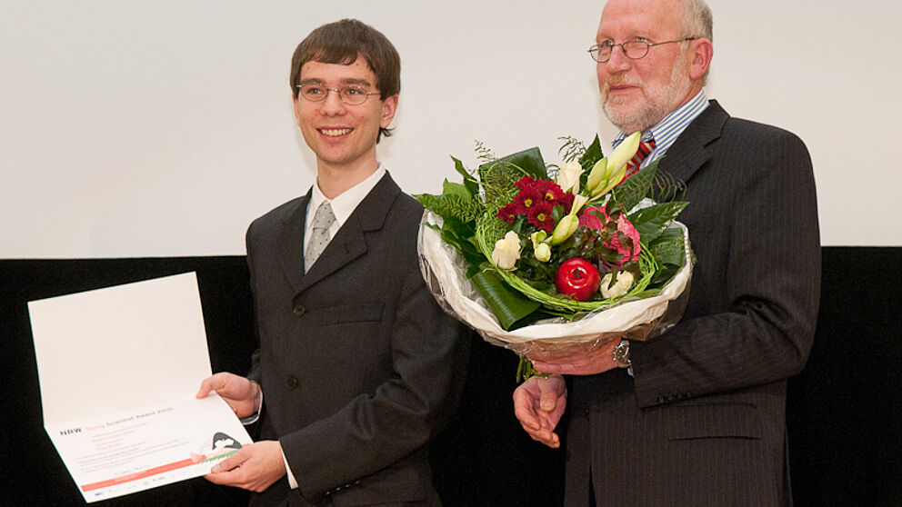 Foto (Robert Timmermann): Prof. Dr. Hans Kleine Büning gratuliert Philipp Wendler zum diesjährigen NRW Young Scientist Award.