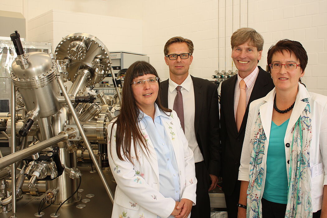 Foto (Universität Paderborn, Patrick Kleibold): Prof. Dr. Christiane Ziegler von der TU Kaiserslautern (v.l.), Prof. Dr.-Ing. Guido Grundmeier, Leiter des TMC und Vorstandsvorsitzender des Instituts für PMP, Prof. Dr. Nikolaus Risch, Präsident der Univ