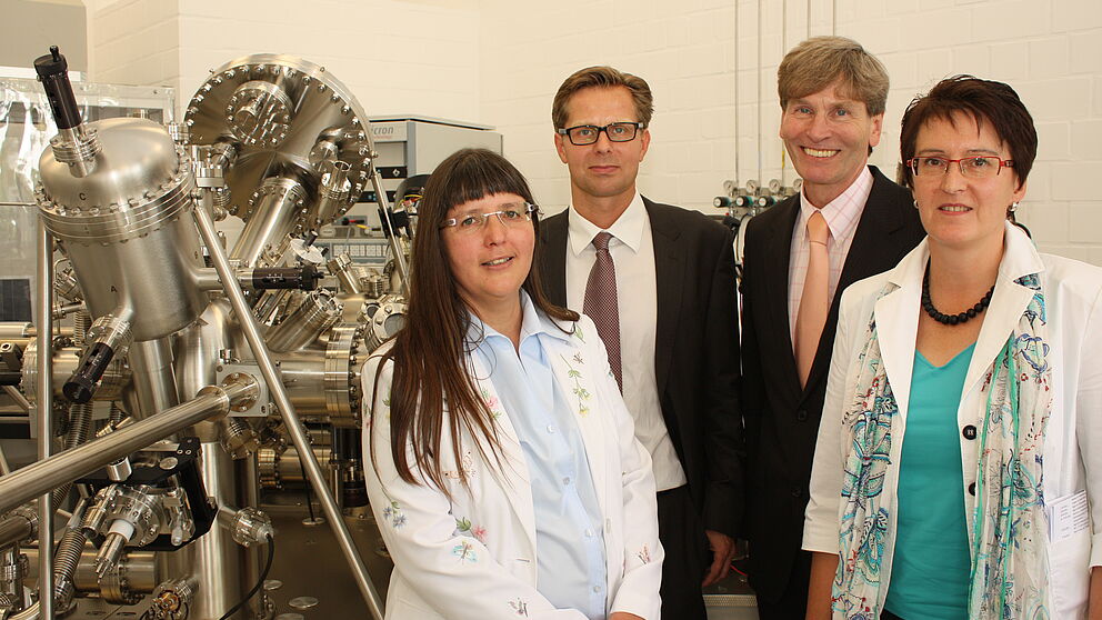 Foto (Universität Paderborn, Patrick Kleibold): Prof. Dr. Christiane Ziegler von der TU Kaiserslautern (v.l.), Prof. Dr.-Ing. Guido Grundmeier, Leiter des TMC und Vorstandsvorsitzender des Instituts für PMP, Prof. Dr. Nikolaus Risch, Präsident der Univ