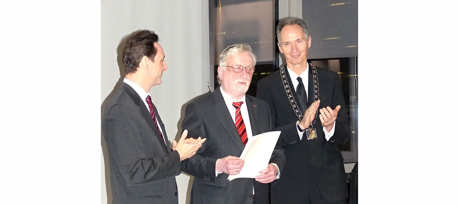 Foto (J. Ohm): von links: Dekan Prof. Dr. Dirk Hartmann, Prof. em. Dr. Dr. h. c. mult. Peter Freese, Rektor Prof. Dr. Ulrich Radtke
