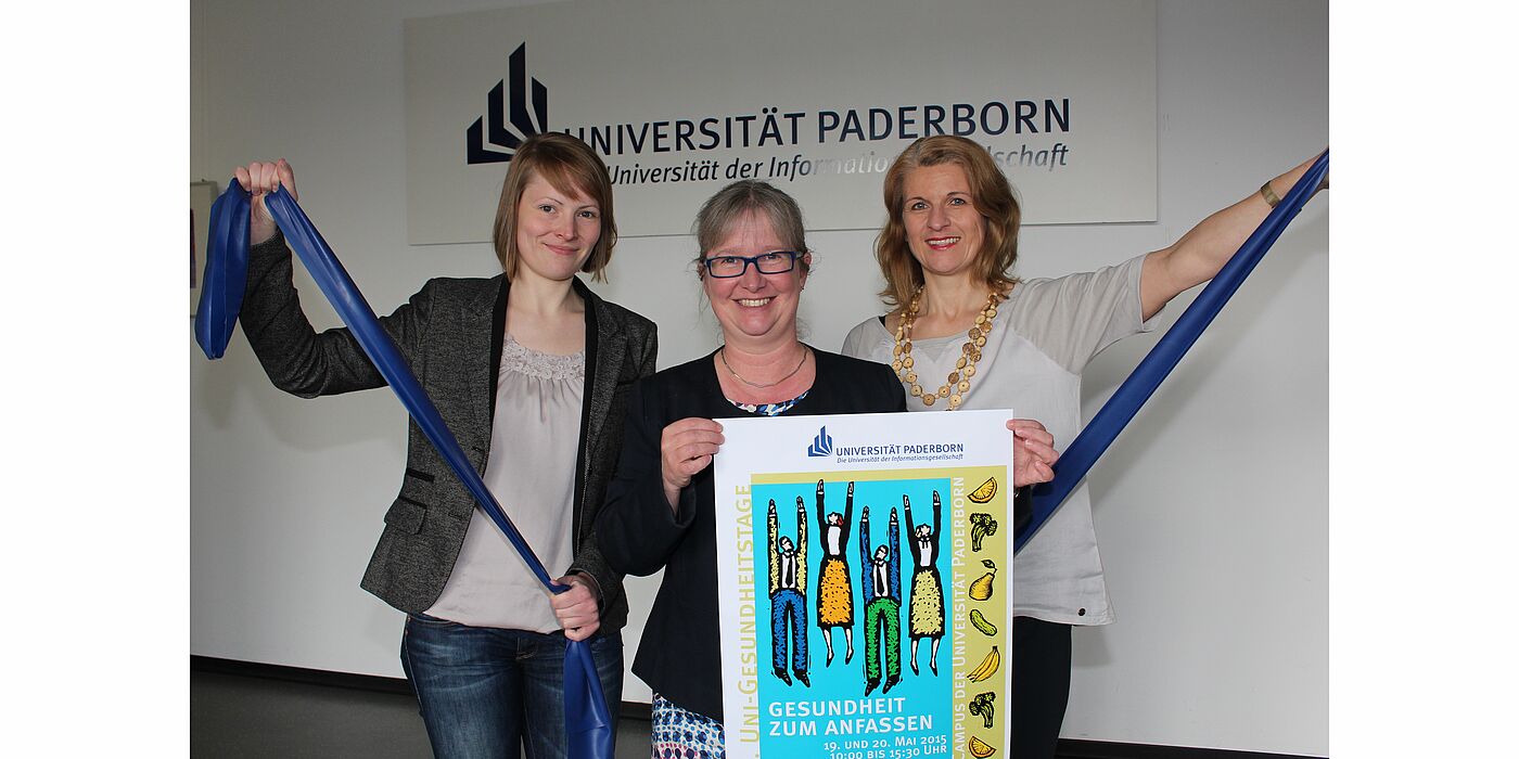 Foto (Universität Paderborn, Frauke Döll): Melissa Naase, Simone Probst und Diana Riedel (v. l.) laden zu den Uni-Gesundheitstagen 2015 ein.