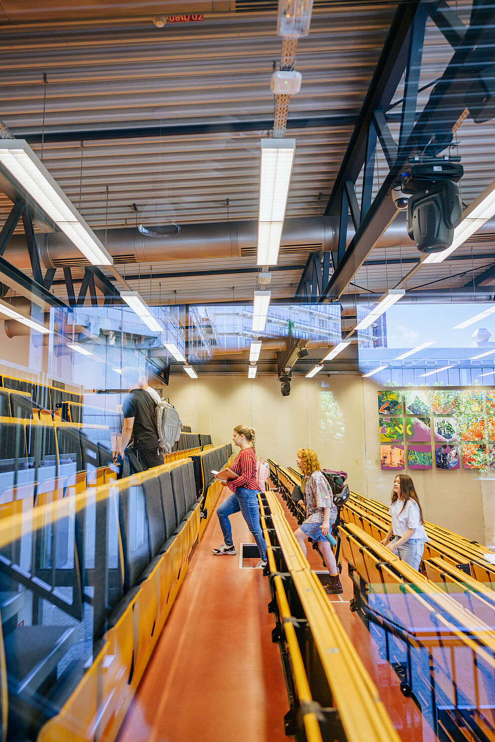 Innenaufnahme des G-Hörsaals mit Studierenden 