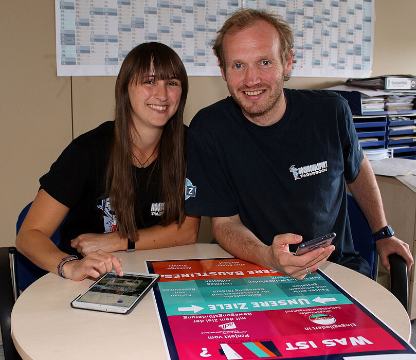 Foto (Heiko Appelbaum): Cornelia Raetze (links) und Dennis Fergland planen die Bausteine des Uni-Projektes Recharge@upb.de.