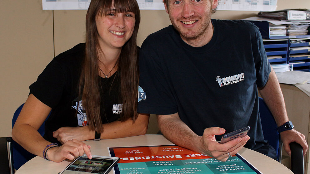 Foto (Heiko Appelbaum): Cornelia Raetze (links) und Dennis Fergland planen die Bausteine des Uni-Projektes Recharge@upb.de.