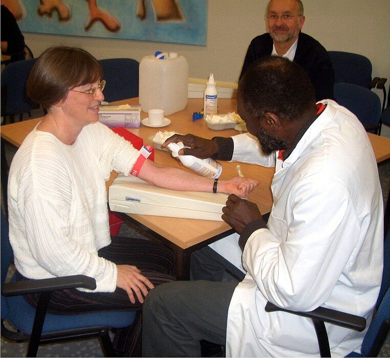 Foto: An der Universität Paderborn fand am 5. und 6. Februar eine Typisierungsaktion in Zusammenarbeit mit der Westdeutschen Spenderzentrale statt. 514 Personen ließen sich typisieren, darunter Vera Kriesten von der Uni-Bibliothek, der hier von Dr. Sidi