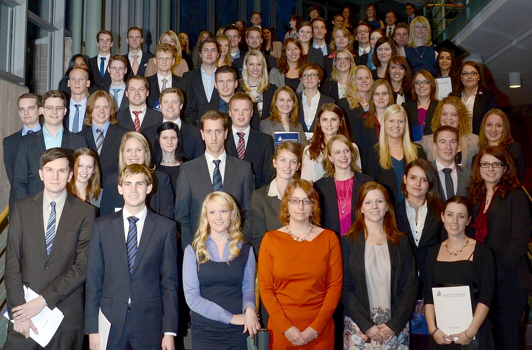 Foto (Universität Paderborn): Gruppe 2 der Absolventinnen und Absolventen am Tag der Wirtschaftswissenschaften 2012.