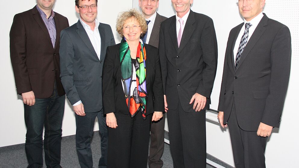 Foto (Universität Paderborn, Ricarda Huyeng): Die Initiatoren und Redner des Netzwerktreffens der Universitätsgesellschaft Paderborn: Dr.-Ing. Christian Henke, Dipl.-Ing. Martin Wäschle, Heike Käferle, Dr. Andreas Siebe, Prof. Dr. Nikolaus Risch und B