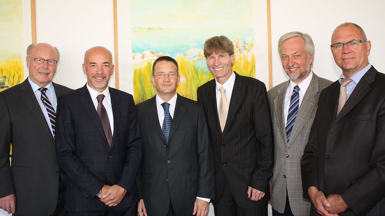 Foto (Universität Paderborn, Patrick Kleibold): Prof. Dr.-Ing. Ortwin Hahn, Dipl.-Ing. Robert Heggemann, Dr.-Ing. Gerson Meschut, Präsident Prof. Dr. Nikolaus Risch, Vizepräsident Prof. Dr. Wilhelm Schäfer und Dekan Prof. Dr.-Ing. Detmar Zimmer (v. l.