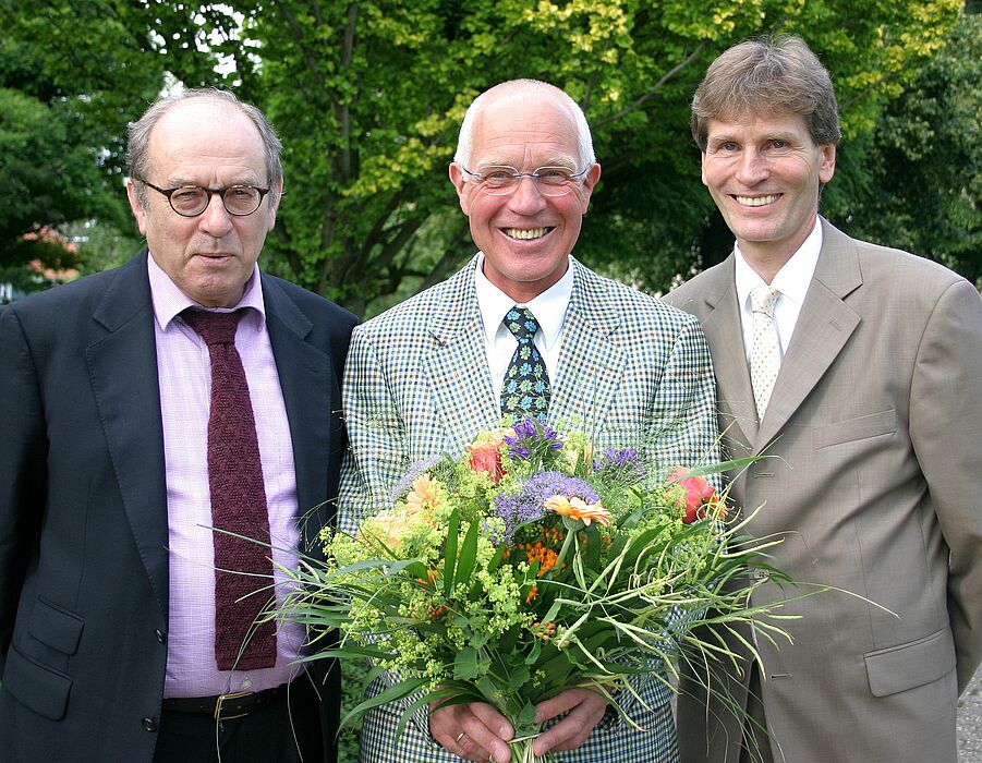 Foto (Stefan Freundlieb): Prof. Dr. Rolf Breuer (li.) und Rektor Prof. Dr. Nikolaus Risch (re.) bei der Abschiedsfeier für Dr. Rolf Franzbecker vom Institut für Anglistik und Amerikanistik