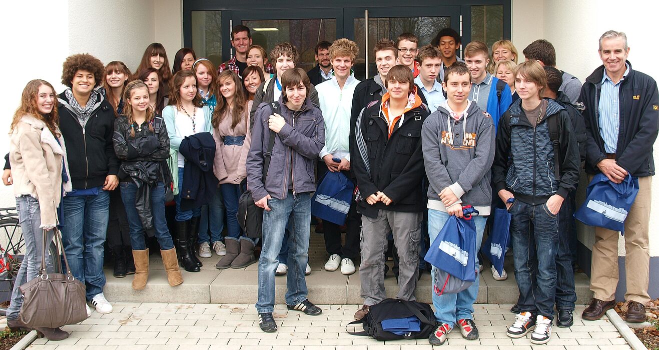 Foto (Universität Paderborn, Martin Decking): Sie interessierten sich vor allem auch für die internationale Ausrichtung der Universität Paderborn: 26 Schülerinnen und Schüler der britischen Prince Rupert School besuchten gestern die Hochschule.