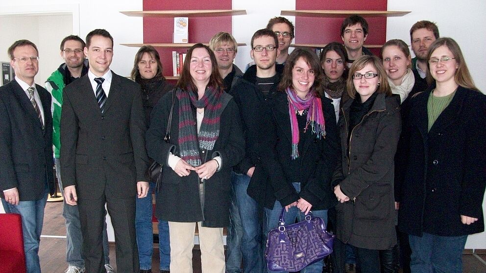 Foto: Die Teilnehmerinnen und Teilnehmer des business update 2010 mit Vertretern der Veranstalter im SmartHome Paderborn.