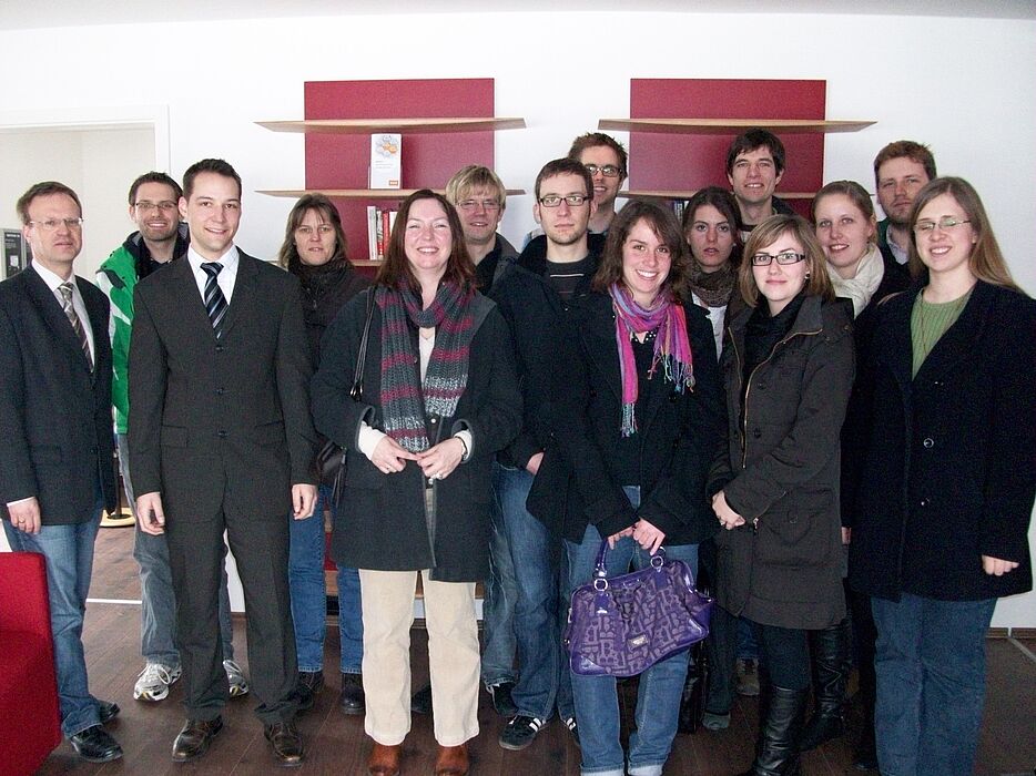 Foto: Die Teilnehmerinnen und Teilnehmer des business update 2010 mit Vertretern der Veranstalter im SmartHome Paderborn.