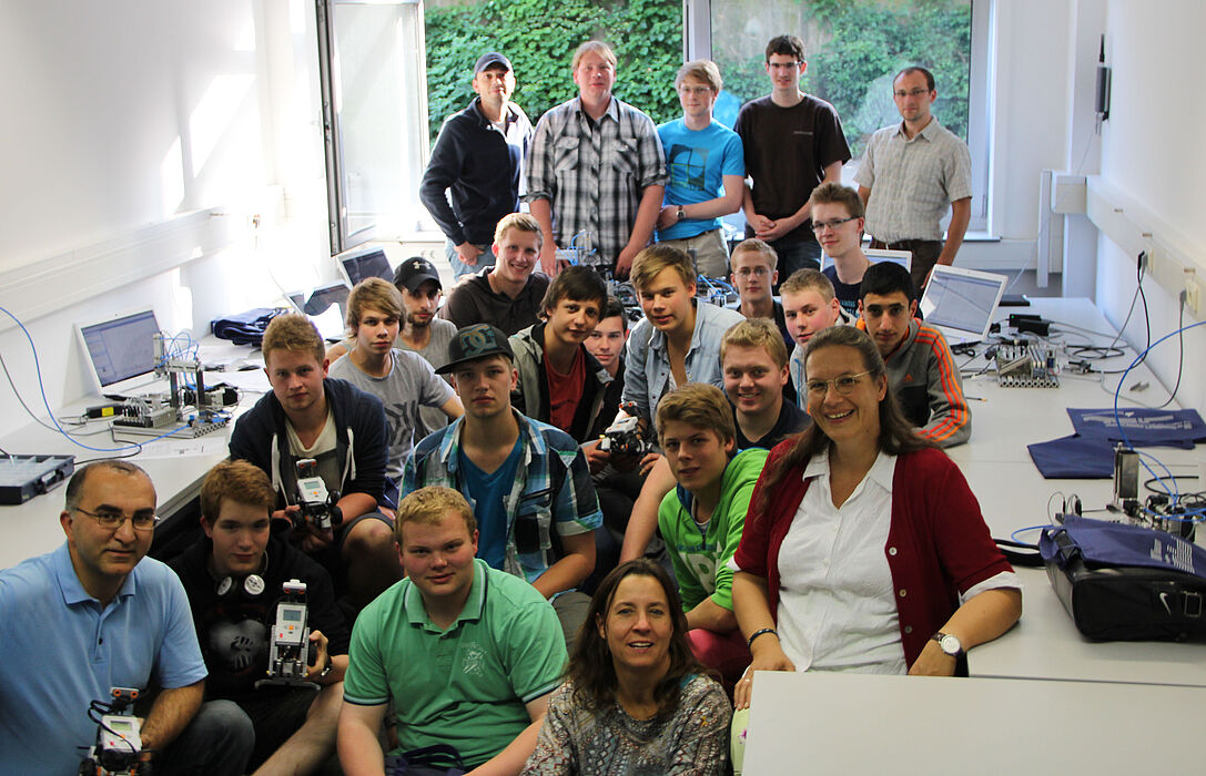 Abbildung: Schüler aus dem Richard-von-Weizsäcker-Berufskolleg in der Erfinderwerkstatt, gemeinsam mit Jun.-Prof. Dr.-Ing. Katrin Temmen (vorne rechts)