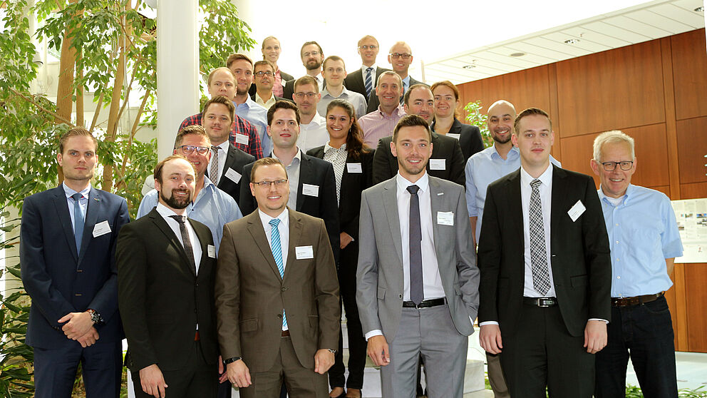 Foto (Universität Paderborn, Heinz Nixdorf Institut): Das Projektkonsortium nach erfolgreichem Abschluss des Meilensteins mit Projektleiter Prof. Dr.-Ing. Jürgen Gausemeier (rechts).