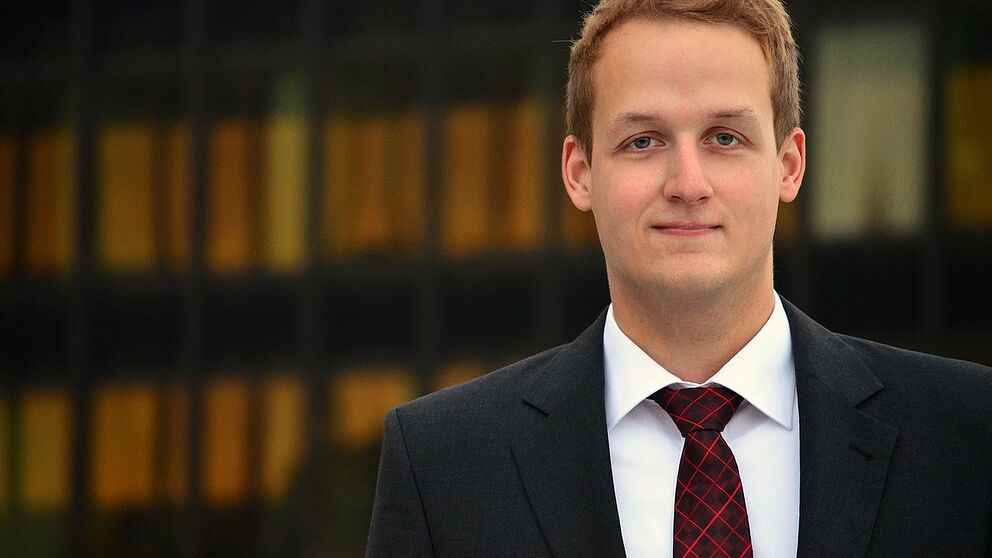 Foto (Universität Paderborn): Dr. Frederik Simon Bäumer erhält den Förderpreis der Gesellschaft für Angewandte Linguistik für computerlinguistische Verfahren zum Schutz der Privatsphäre.