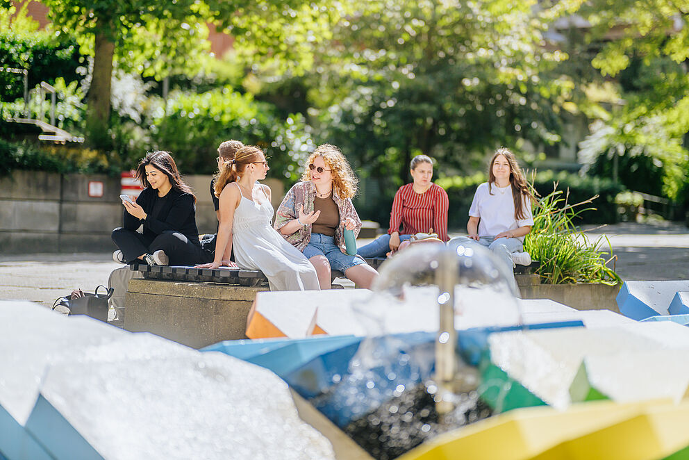 Studierende auf dem grünen Campus der Universität Paderborn