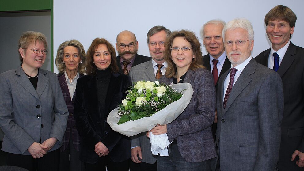 Der Hochschulrat und die Universitätsleitung freuten sich mit der Preisträgerin (4. v. r.) über die höchste nationale Auszeichnung im Wissenschaftsbereich (v. l.): Prof. Dr. Leena Suhl, Prof. Dr. Gertrud Höhler, Prof. Dr. Jutta Langenbacher-Liebgott,