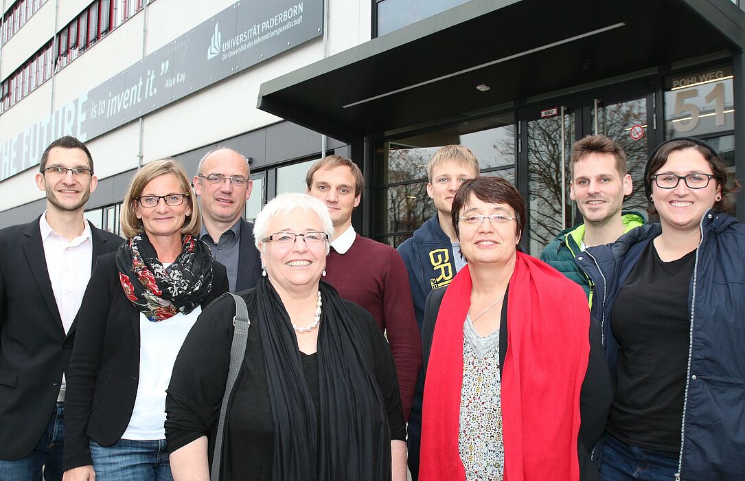 Foto (Universität Paderborn, Vanessa Dreibrodt): Diskutierten über das NRW-Fortschrittskolleg „Leicht – Effizient – Mobil“ (v. l.): Dr. Christian Lauter, Dr. Silvia Dohmeier-Fischer, Prof. Dr. Mirko Schaper, Sigrid Beer (MdL Bündnis 90/Die Grü