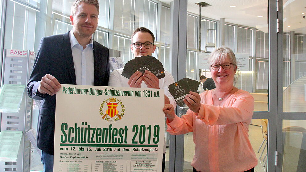 Foto (Universität Paderborn): Wollen für eine Paderborner Tradition begeistern: Frederik Driller und Simone Probst zusammen mit Jungschütze Maximilian Lippegaus (Mitte), der an der Universität Maschinenbau studiert. 