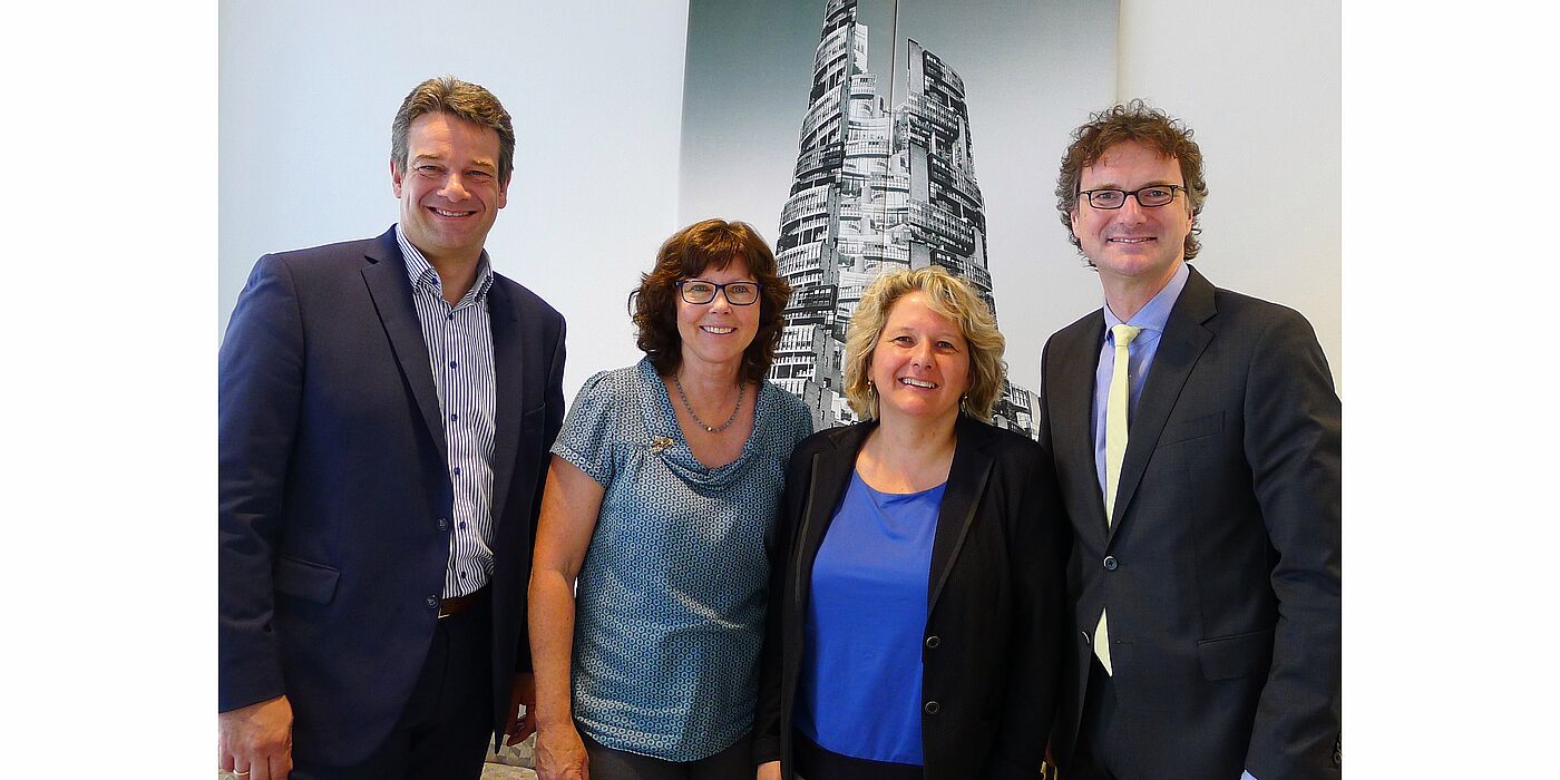 Foto (Universität Paderborn, Tibor Werner Szolnoki): Dr. Gabriele Mücher (v. li.), Dr. Michael Raß, Svenja Schulze und Prof. Dr. Rüdiger Kabst
