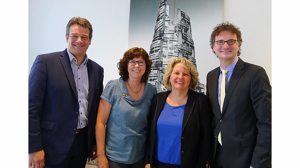 Foto (Universität Paderborn, Tibor Werner Szolnoki): Dr. Gabriele Mücher (v. li.), Dr. Michael Raß, Svenja Schulze und Prof. Dr. Rüdiger Kabst