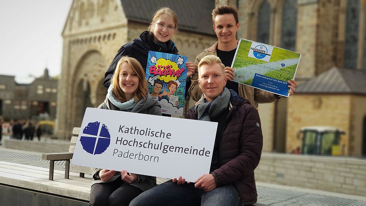 Foto: In diesem Semester ist Musik drin: (sitzend v. l.) Referentin Helena Schmidt, Studierendenpfarrer Nils Petrat, (stehend v. l.) Elisabeth Schröttke und David Gorny.