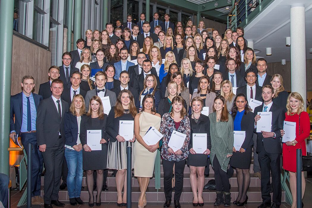 Foto (Universität Paderborn): Gruppe 2 der Absolventinnen und Absolventen am Tag der Wirtschaftswissenschaften 2014