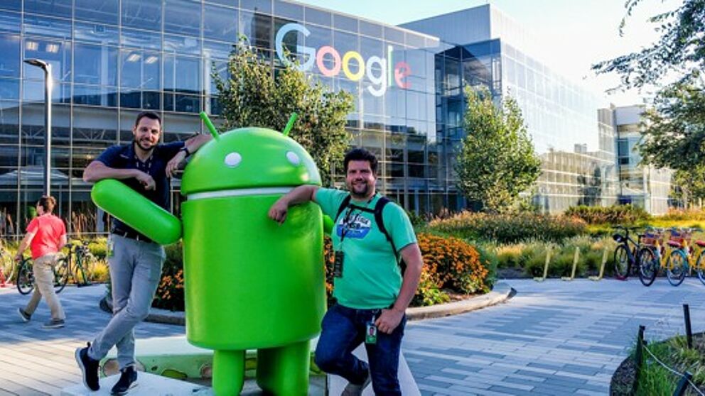 Foto (Universität Paderborn): (v. l.) Jahn Heymann und Oliver Walter in der Firmenzentrale von Google in Mountain View.
