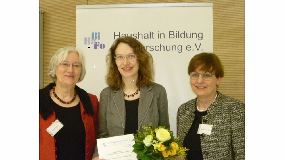 Foto (Universität Paderborn, Regina Bigga): HaBiFo-Nachwuchs-Preisverleihung 2015: (v. l. n. r.) Prof. Dr. Barbara Methfessel, Stefanie Nolte und Prof. Dr. Kirsten Schlegel-Matthies.