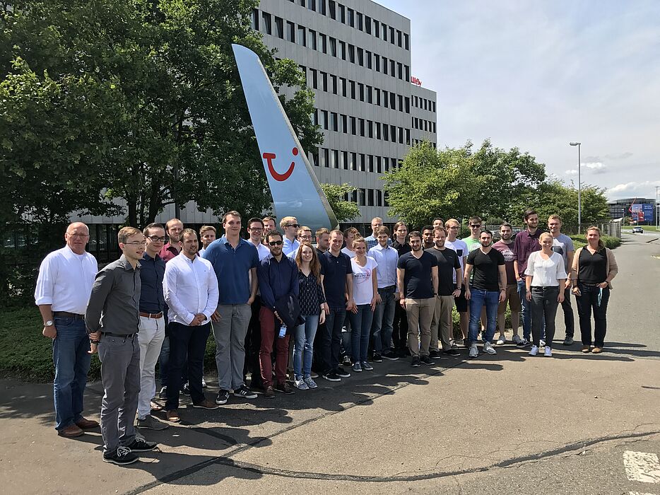 Foto (Universität Paderborn): Winfo-Exkursion 2017 nach Hannover: Studierende und Professoren des Departments Wirtschaftsinformatik bei TUIfly.