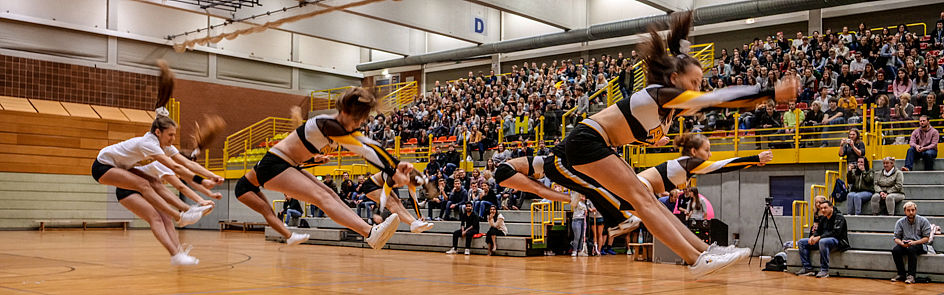 Akrobatik zur Einstimmung durch die Cheerleader des Paderborn Hornets Lacrosse e. V.