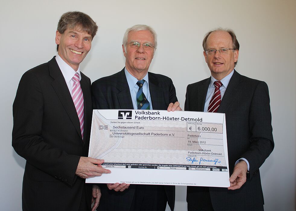 Foto (Universität Paderborn, Frauke Döll): Uni-Präsident Prof. Dr. Nikolaus Risch, Prof. Dr. Steffen Gronemeyer und Dr. Friedrich Keine von der  Volksbank Paderborn-Höxter-Detmold (v. l.).