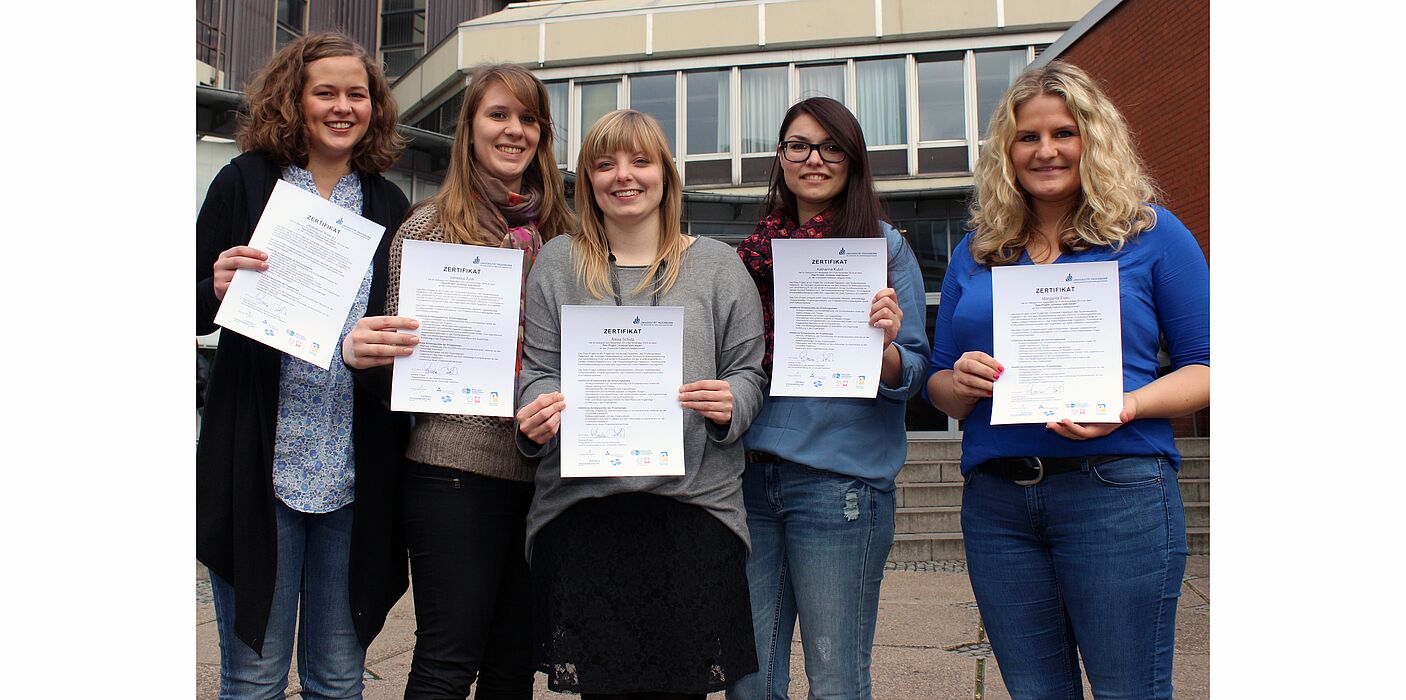 Foto (Universität Paderborn, Heiko Appelbaum): Auch Jacqueline Weecks, Vanessa Zysk, Alexa Schulz, Katharina Kubot und Margarita Esau (v. l.) sind jetzt zertifizierte studentische Suchtberaterinnen.