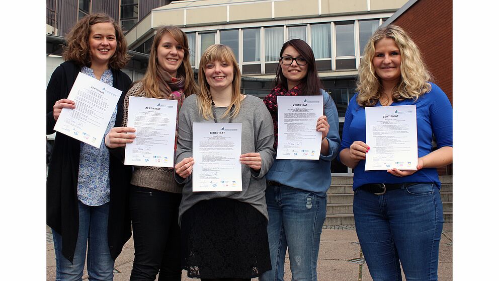 Foto (Universität Paderborn, Heiko Appelbaum): Auch Jacqueline Weecks, Vanessa Zysk, Alexa Schulz, Katharina Kubot und Margarita Esau (v. l.) sind jetzt zertifizierte studentische Suchtberaterinnen.